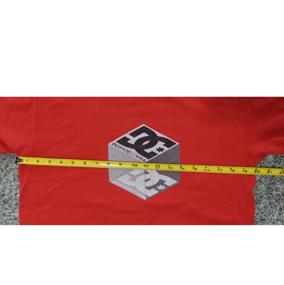 DC Shoe Co USA Vintage Red Men's T-Shirt With Logo Size Medium - Picture 7 of 9